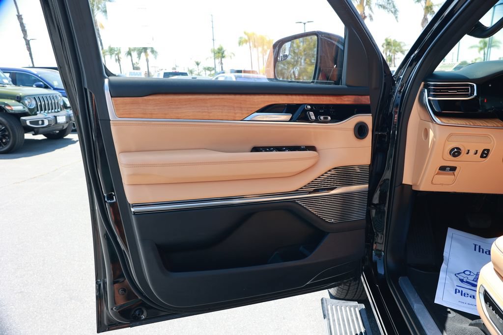 Used 2022 Jeep Grand Wagoneer Series III AWD/4WD image 19