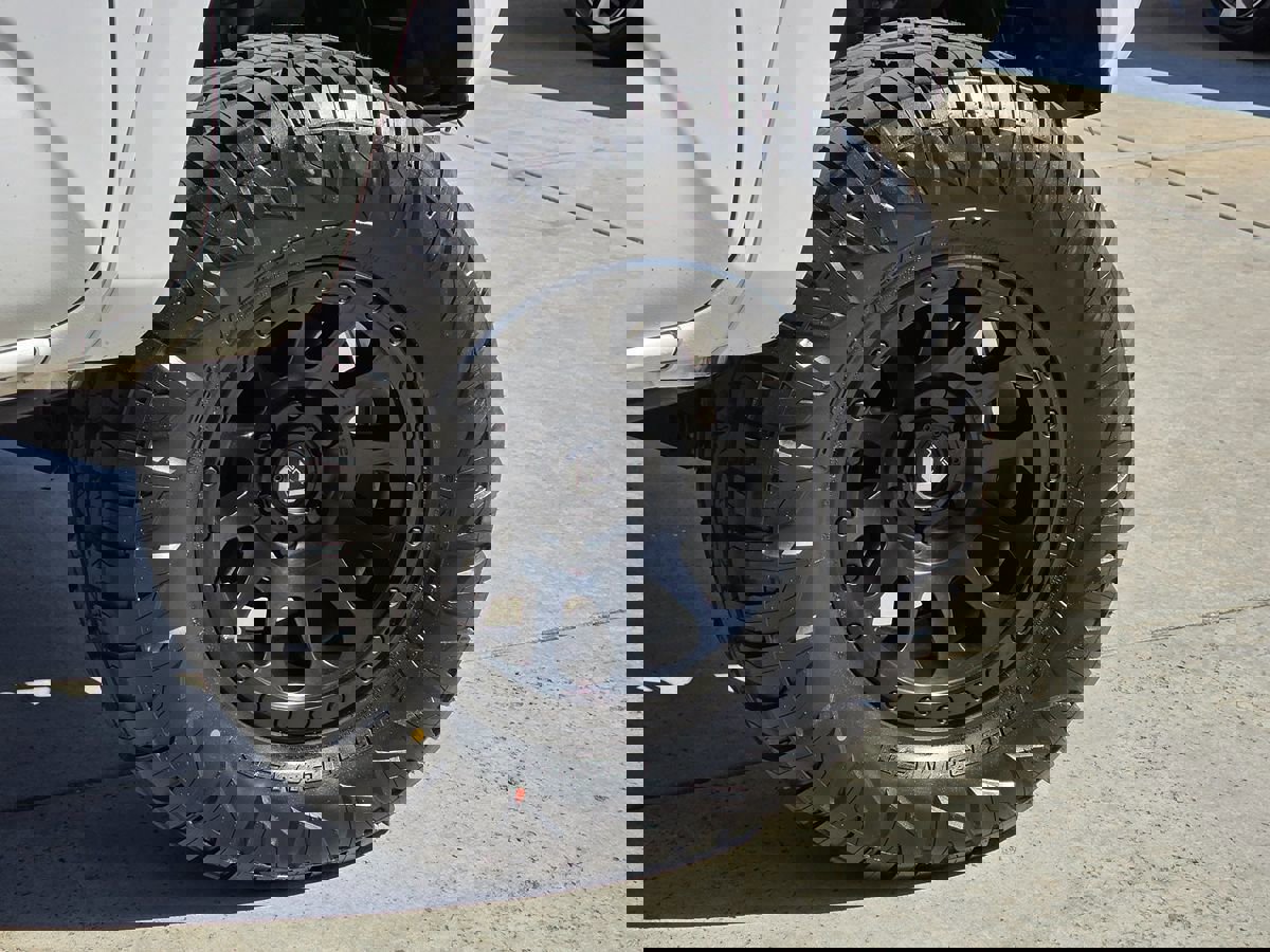 Used 2016 Toyota Tacoma TRD Sport w/ Premium & Technology Package image 13