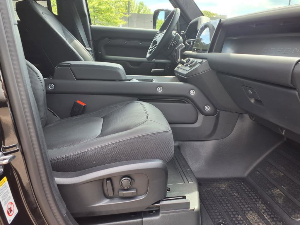 New 2025 Land Rover Defender 110 V8 image 3