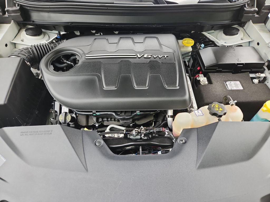 Used 2019 Jeep Cherokee Overland w/ Technology Group AWD/4WD image 11