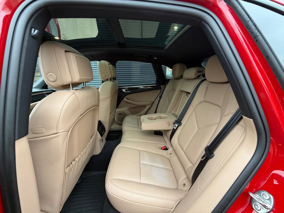 Certified 2025 Porsche Macan image 20