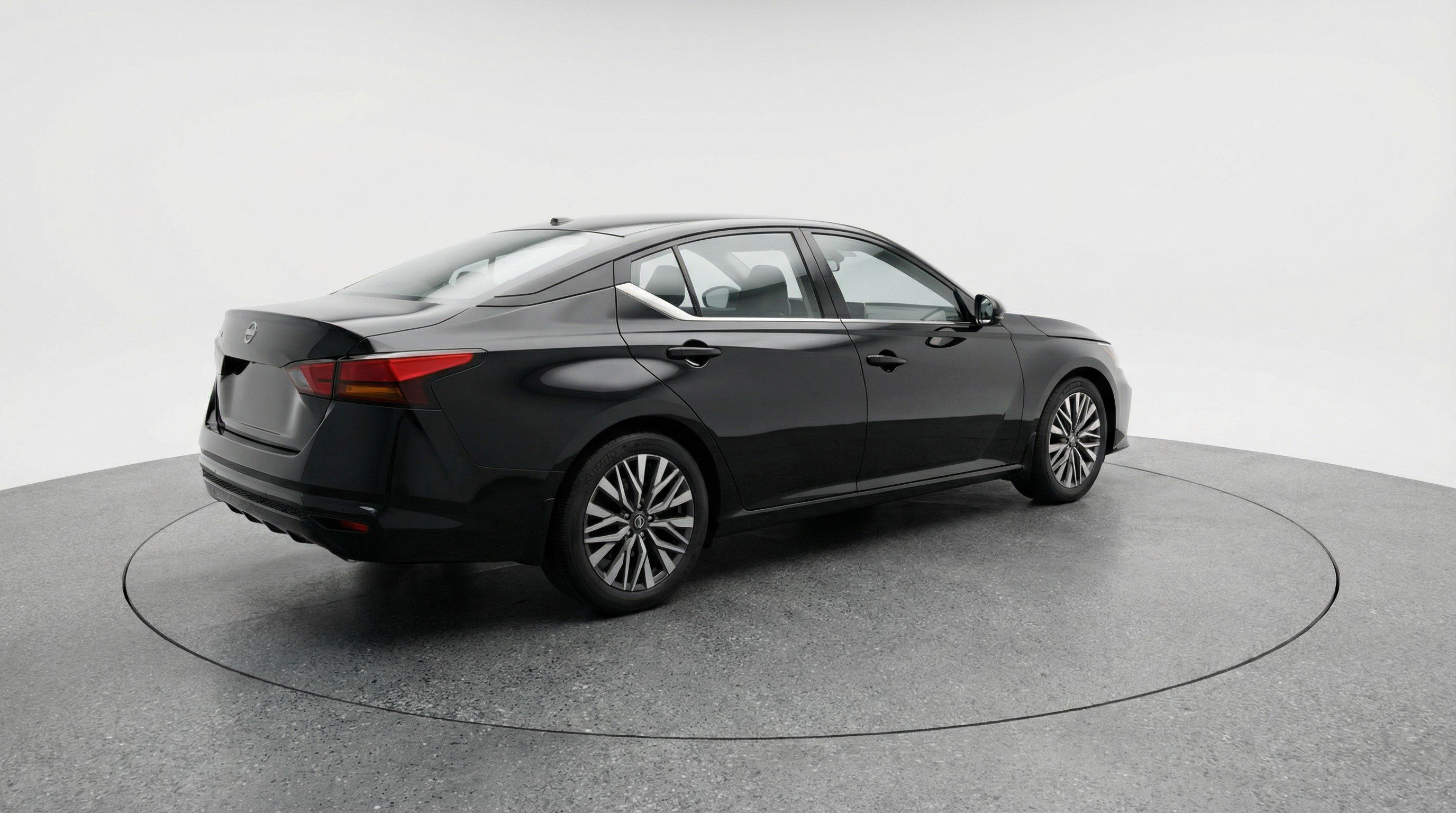 Used 2025 Nissan Altima 2.5 SV FWD image 9