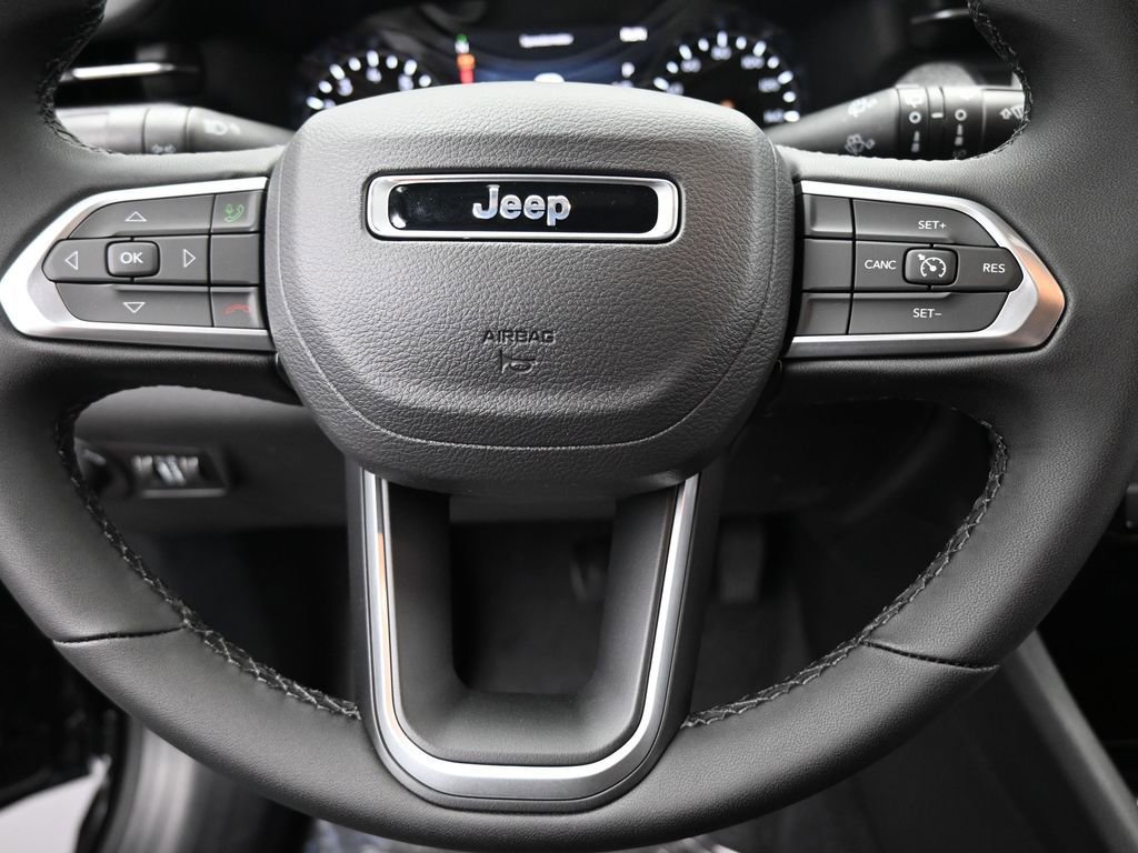 Used 2025 Jeep Compass Latitude image 29