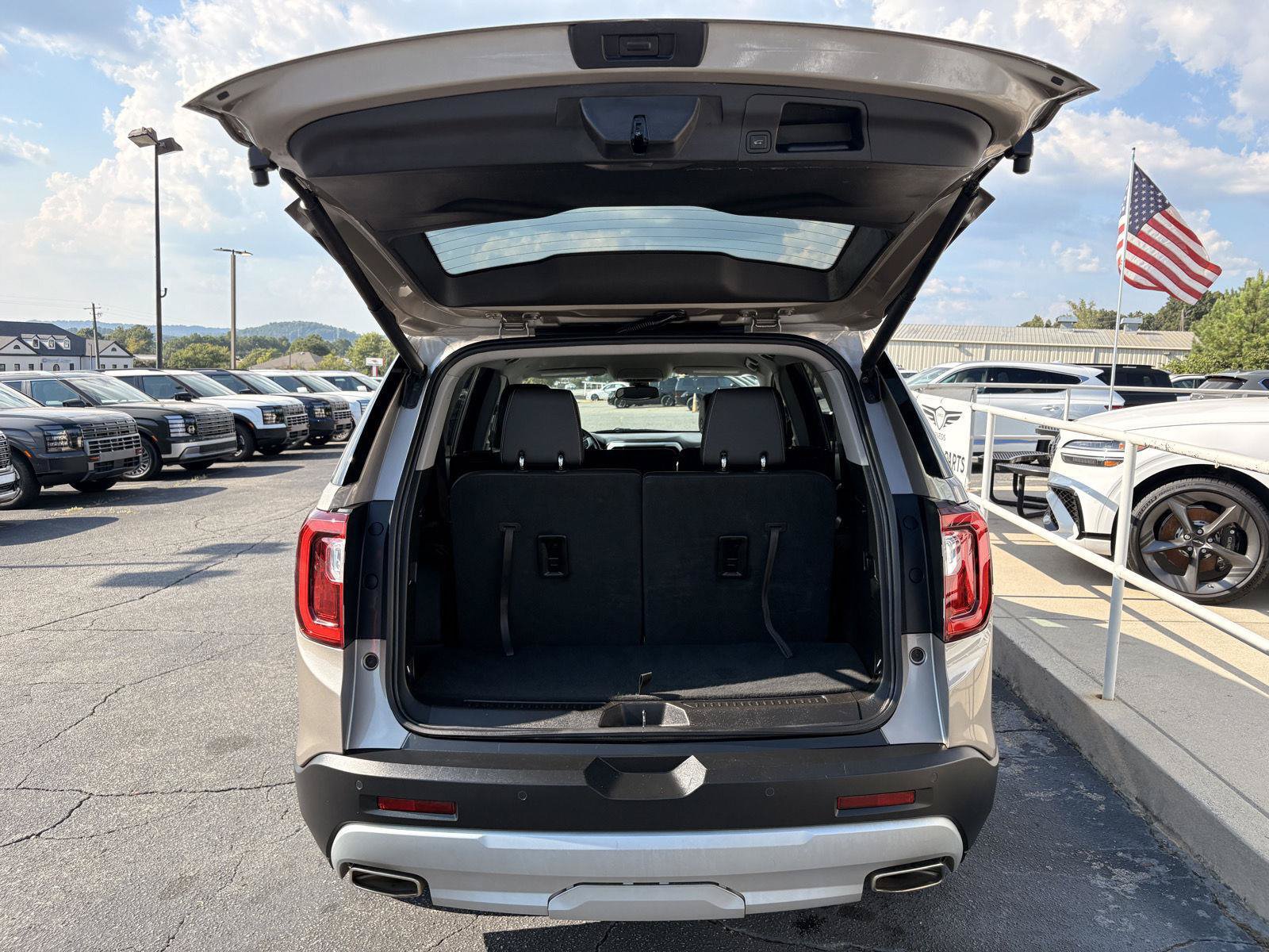 Used 2023 GMC Acadia SLT AWD/4WD image 12