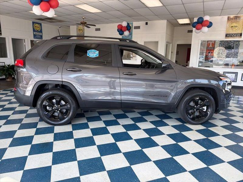 Used 2018 Jeep Cherokee Latitude w/ Altitude Package AWD/4WD image 8
