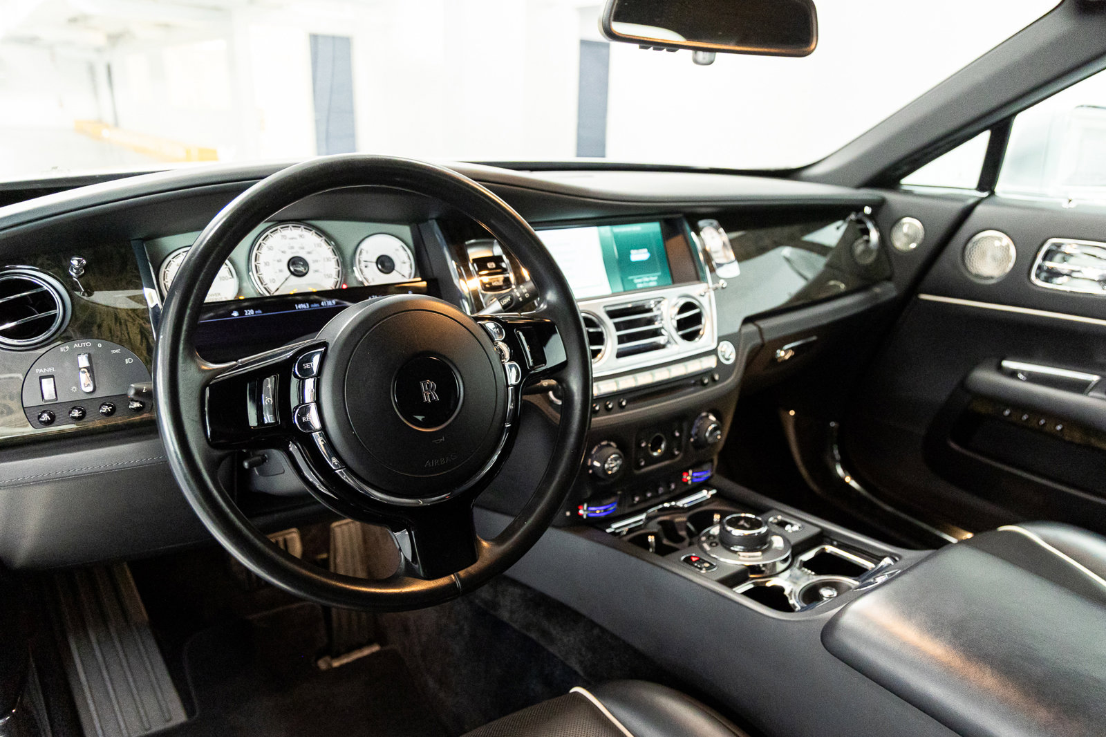 Used 2017 Rolls-Royce Dawn image 33