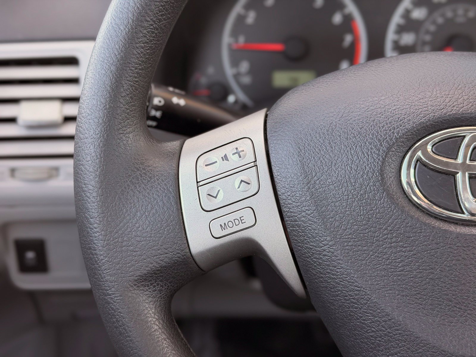 Used 2012 Toyota Corolla LE FWD image 30