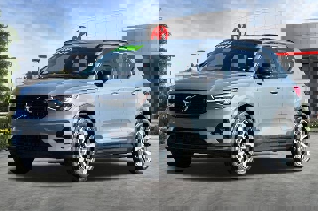 Used 2023 Volvo XC40 B4 Ultimate image 9