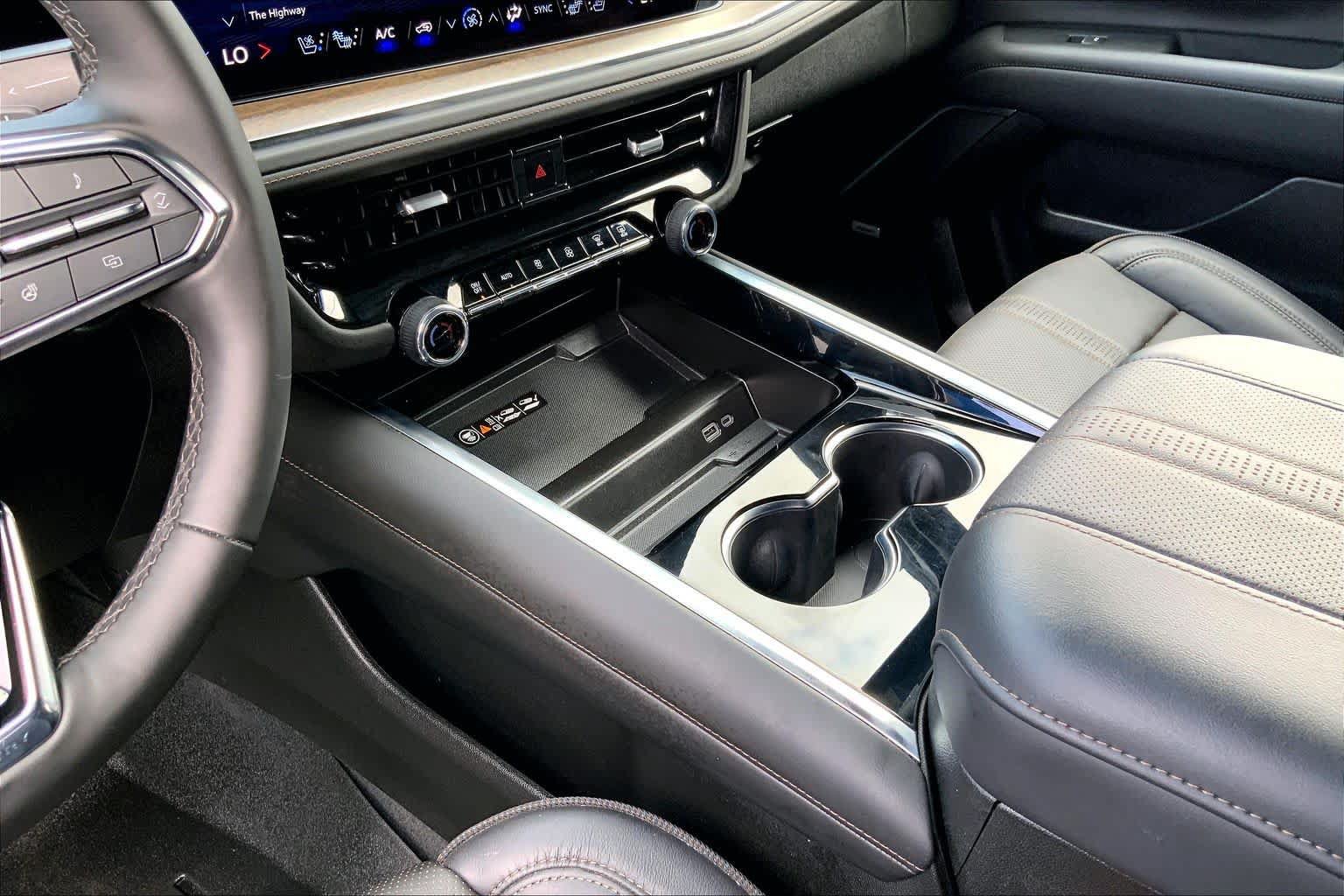 Used 2025 Chevrolet Tahoe High Country AWD/4WD image 33