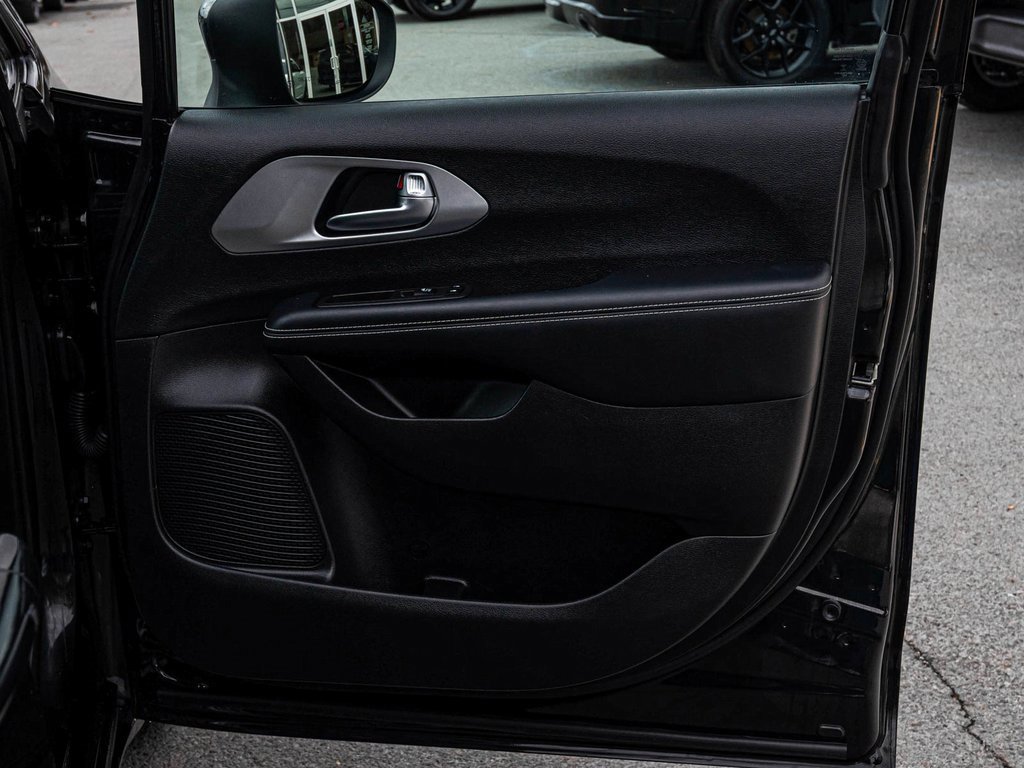 Used 2023 Chrysler Pacifica Touring-L w/ S Appearance Package image 13