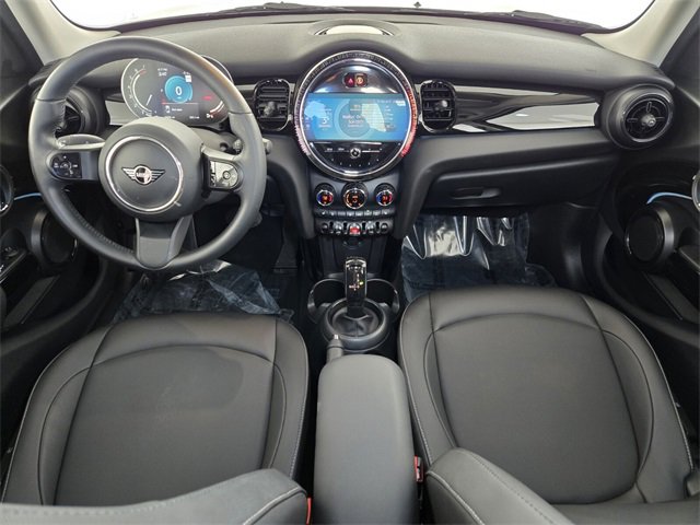 Used 2023 MINI Cooper 4-Door Hardtop image 4