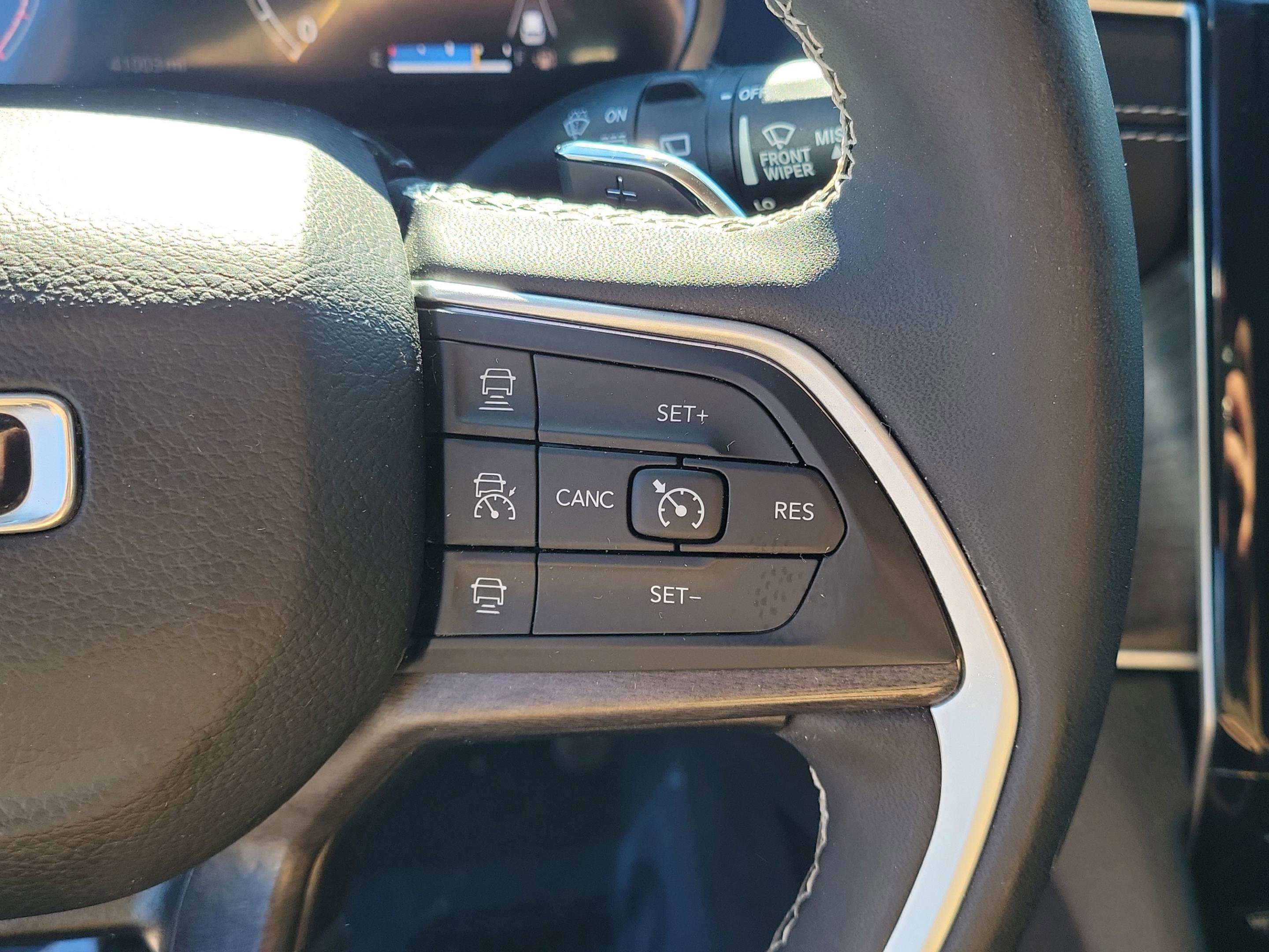 Used 2023 Jeep Grand Cherokee L Limited w/ Black Appearance Package image 28