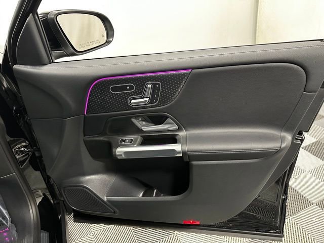 Used 2025 Mercedes-Benz GLB 250 4MATIC image 32