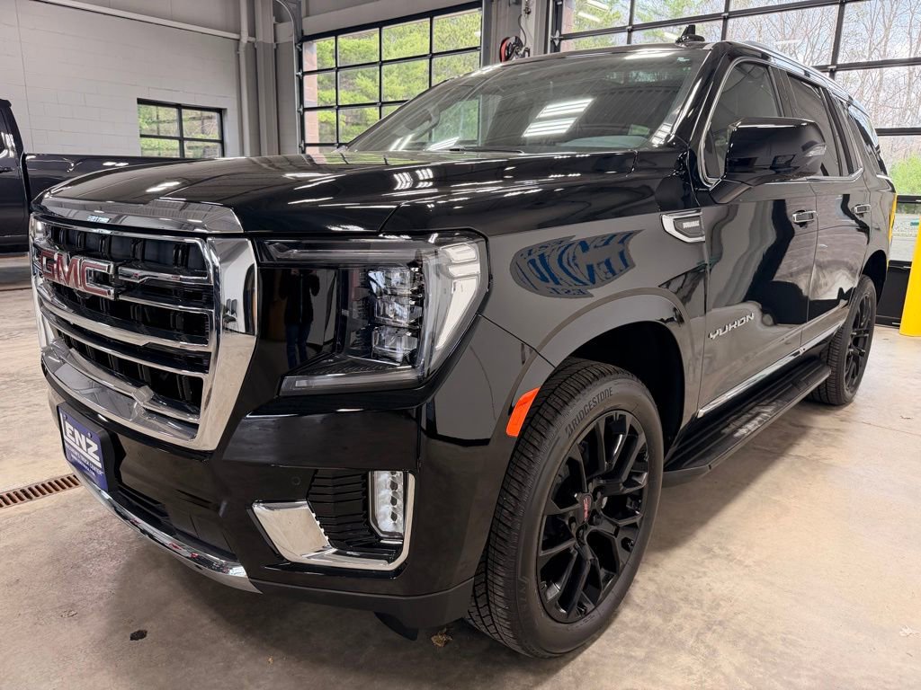Used 2024 GMC Yukon SLT w/ SLT Premium Package AWD/4WD image 4