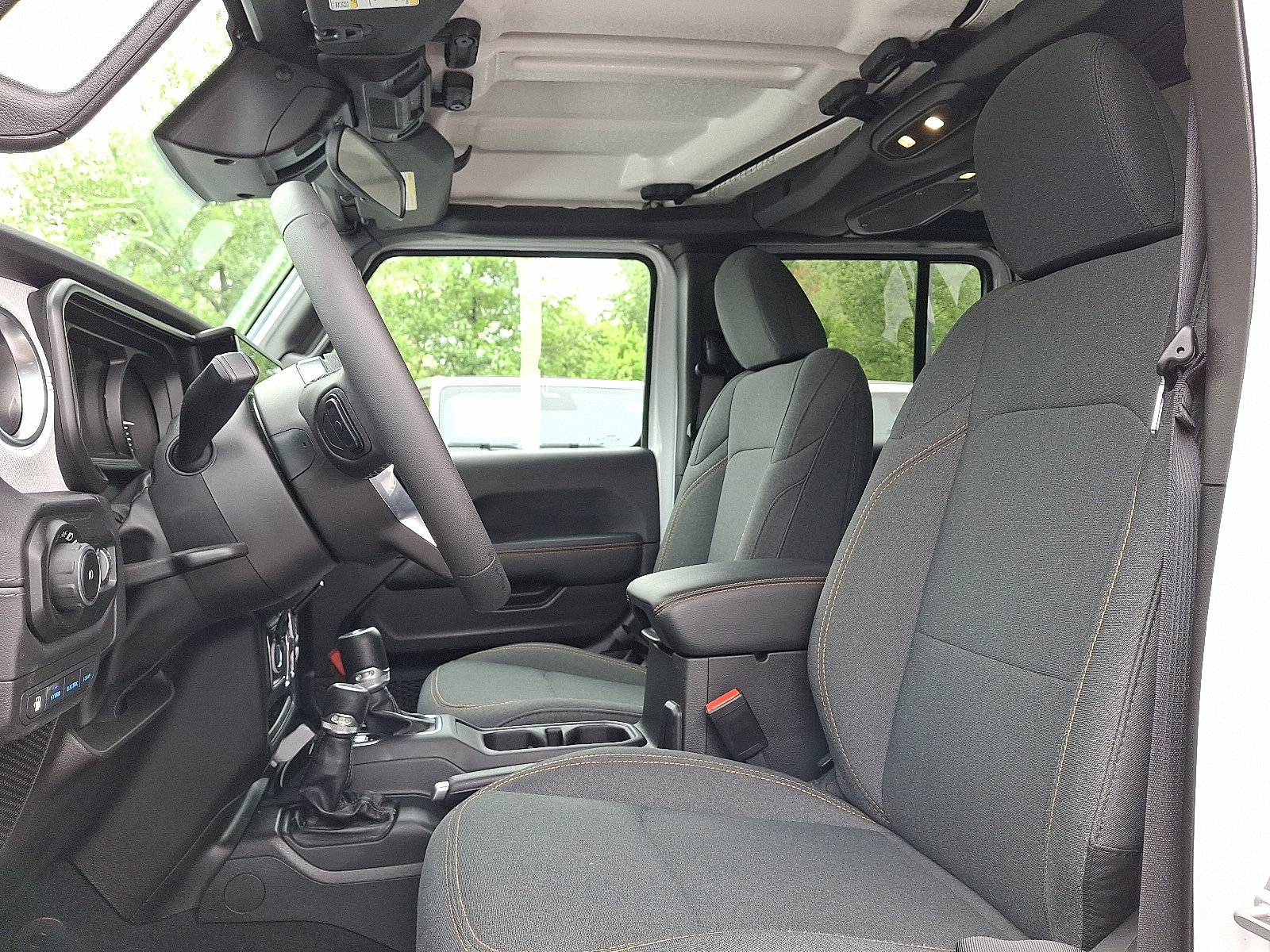 Certified 2025 Jeep Wrangler Unlimited Sahara w/ Safety Group AWD/4WD image 13