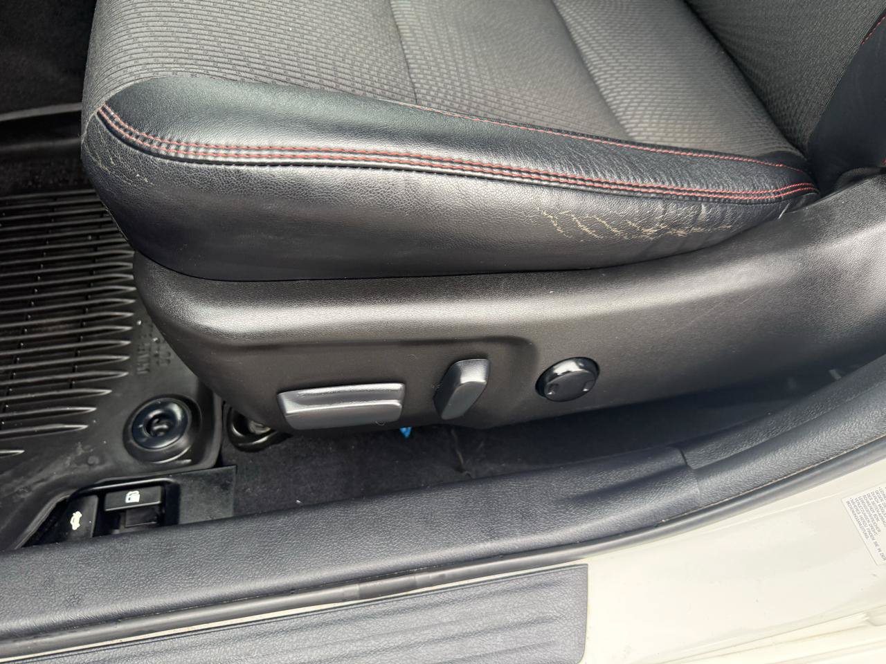 Used 2017 Toyota Camry SE w/ Moonroof Package FWD image 11