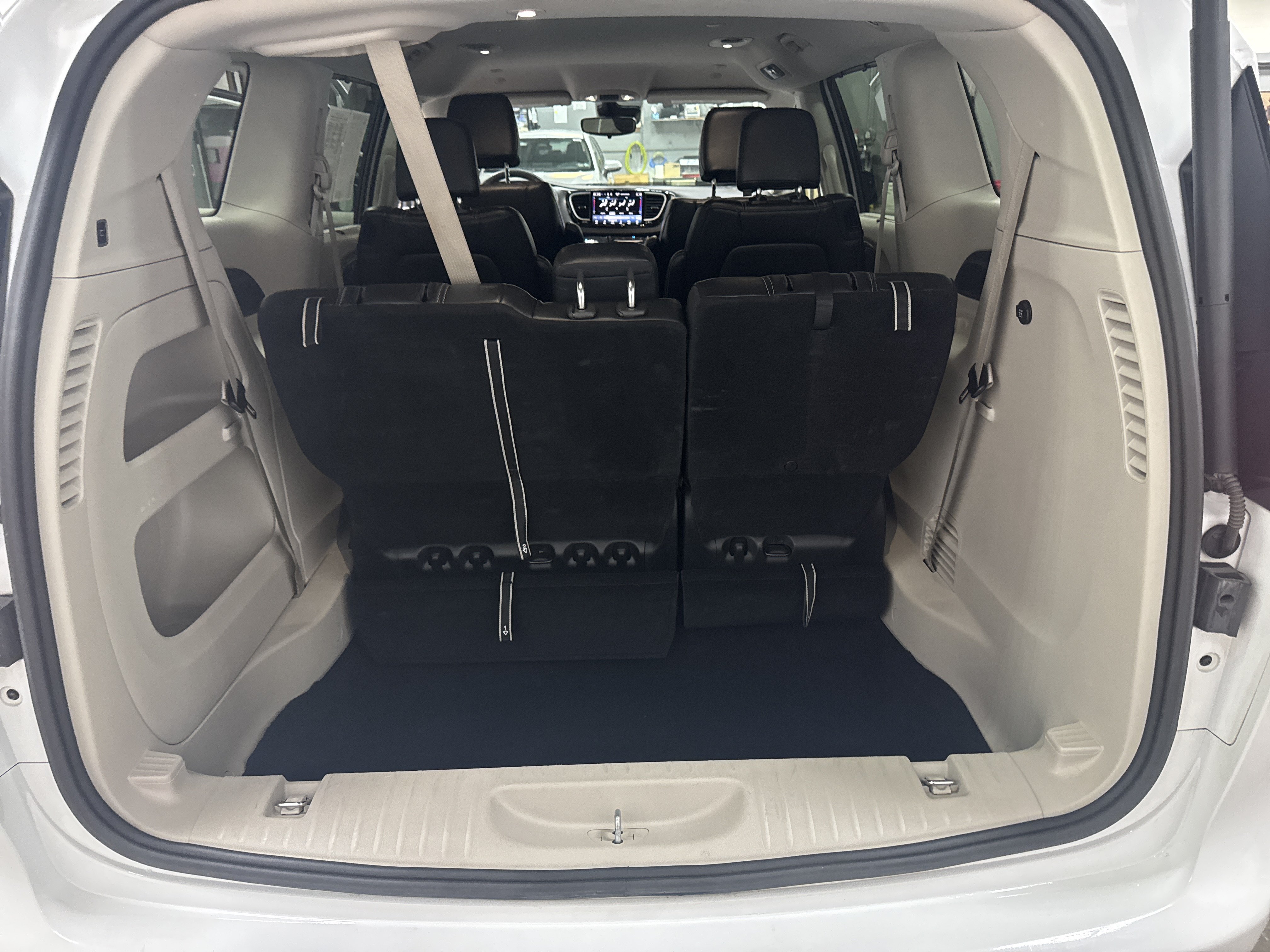 Used 2024 Chrysler Pacifica Touring-L FWD image 34