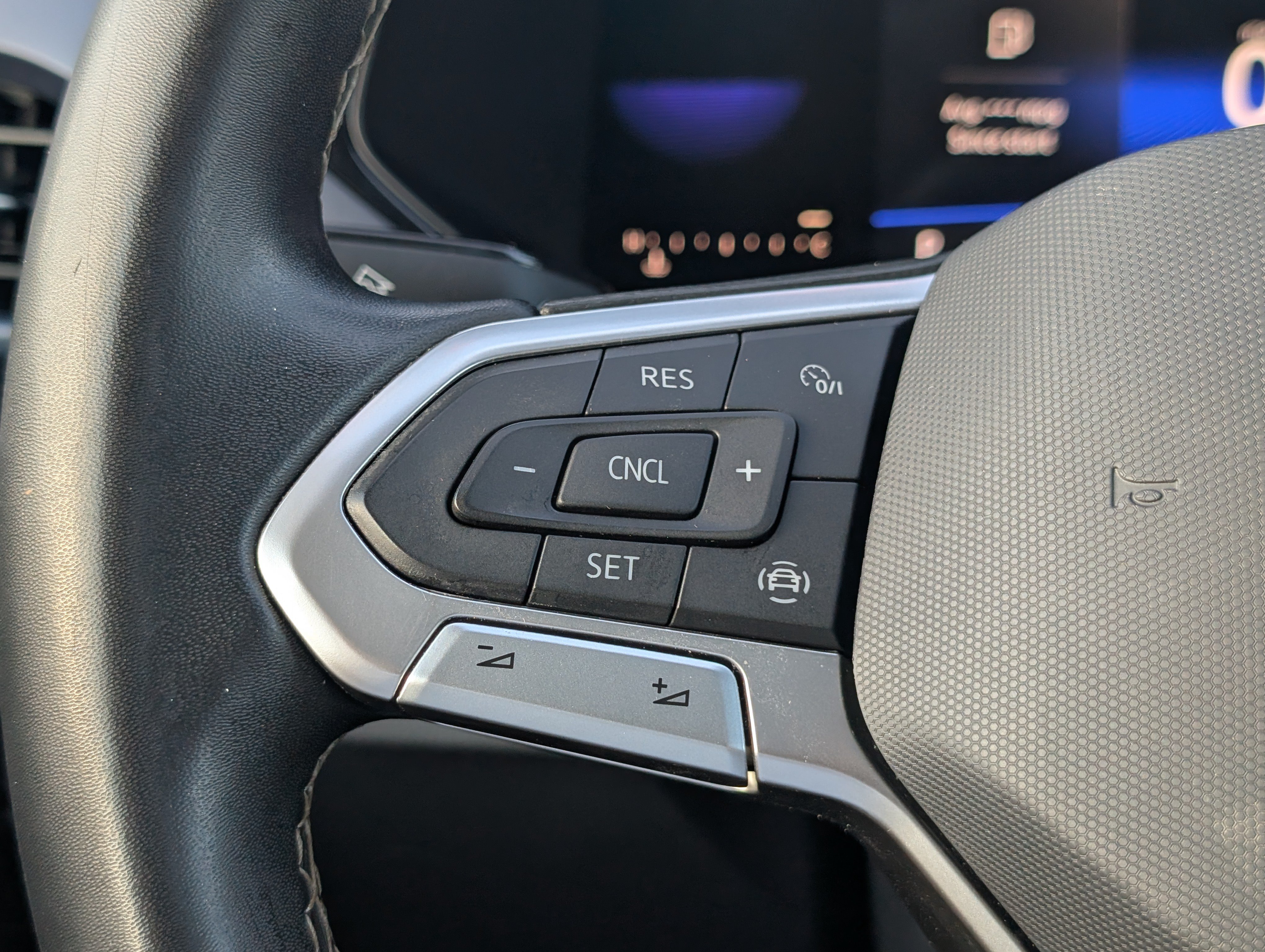 Used 2022 Volkswagen Taos SE w/ Panoramic Sunroof Package FWD image 22
