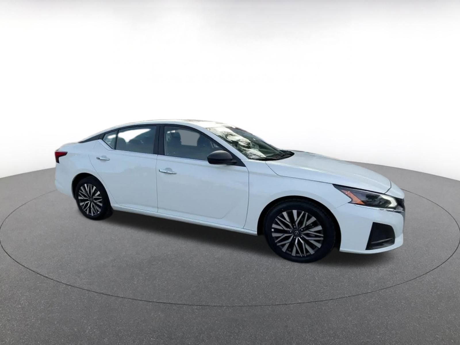 Used 2025 Nissan Altima 2.5 SV image 2