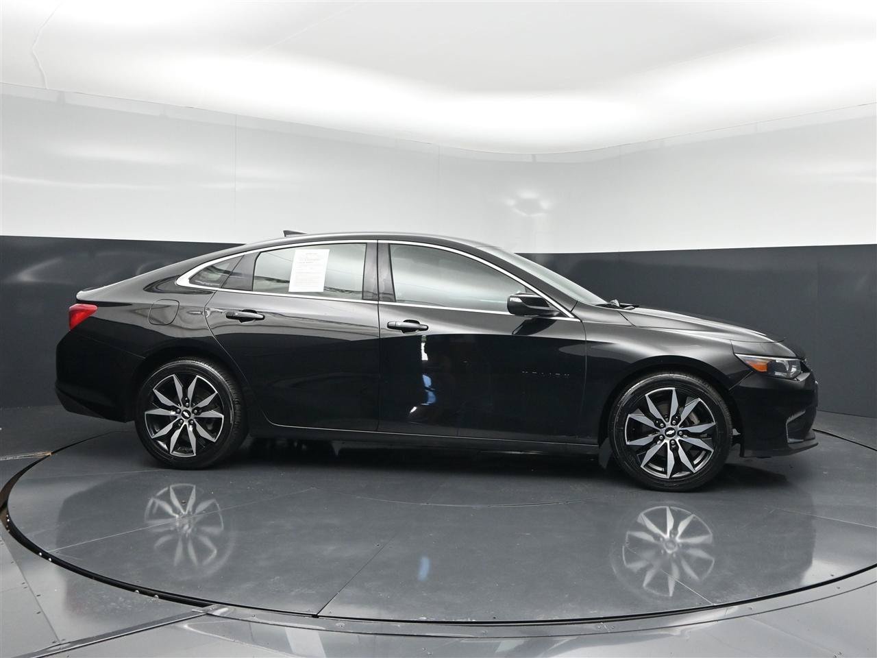 Used 2018 Chevrolet Malibu LT FWD image 4