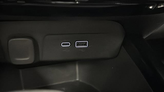 Used 2025 Chevrolet Trax LT FWD image 33