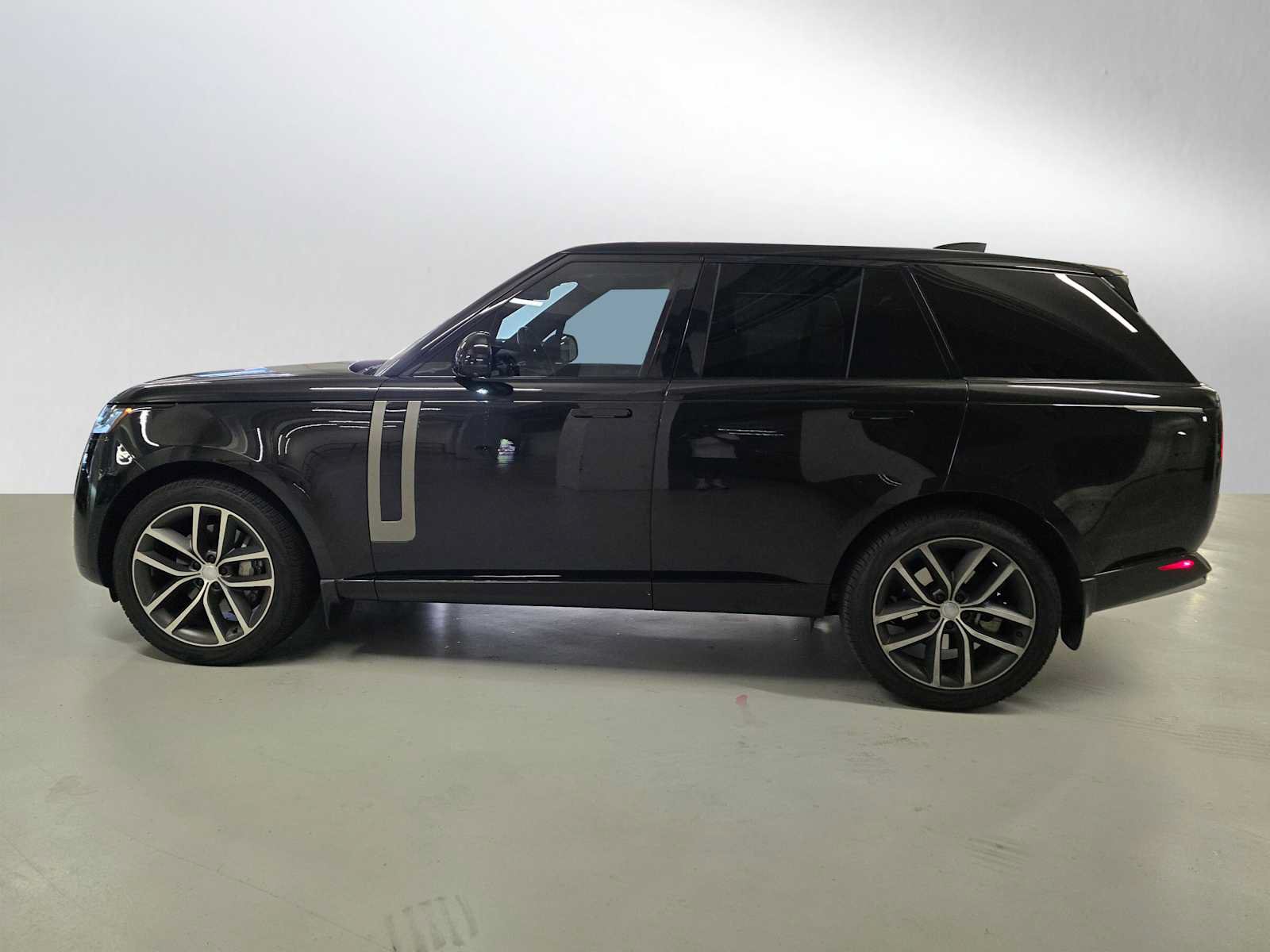 Used 2025 Land Rover Range Rover SE AWD/4WD image 2