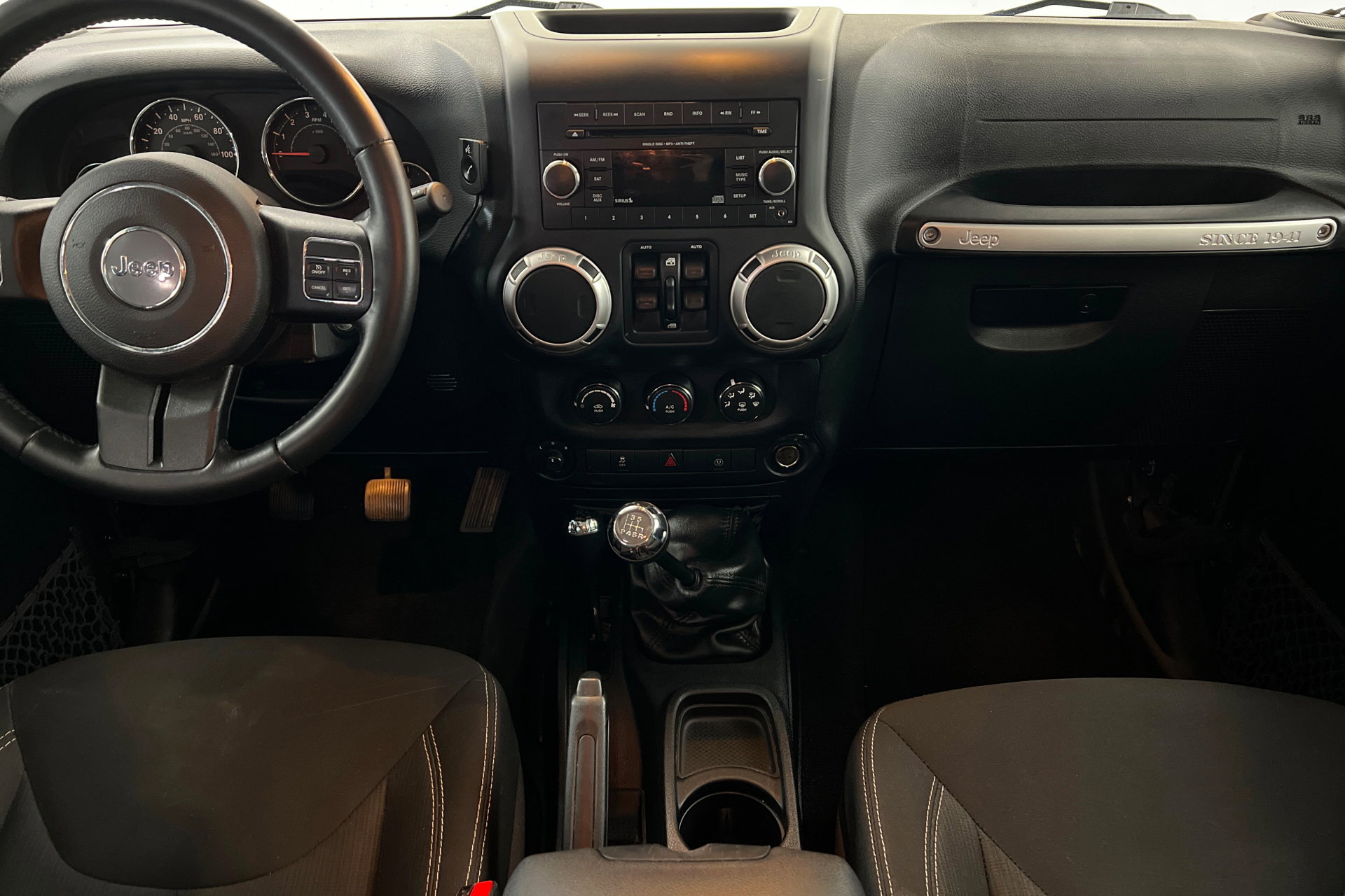Used 2016 Jeep Wrangler Unlimited Rubicon w/ Max Tow Package AWD/4WD image 13