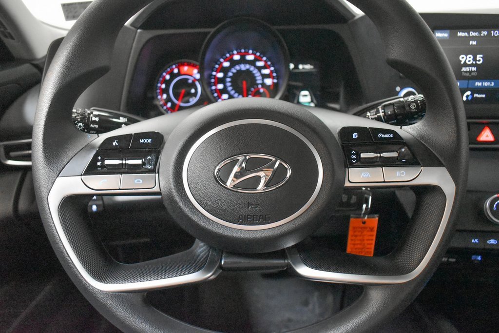 Used 2023 Hyundai Elantra SE w/ Preferred Accessory Package image 12