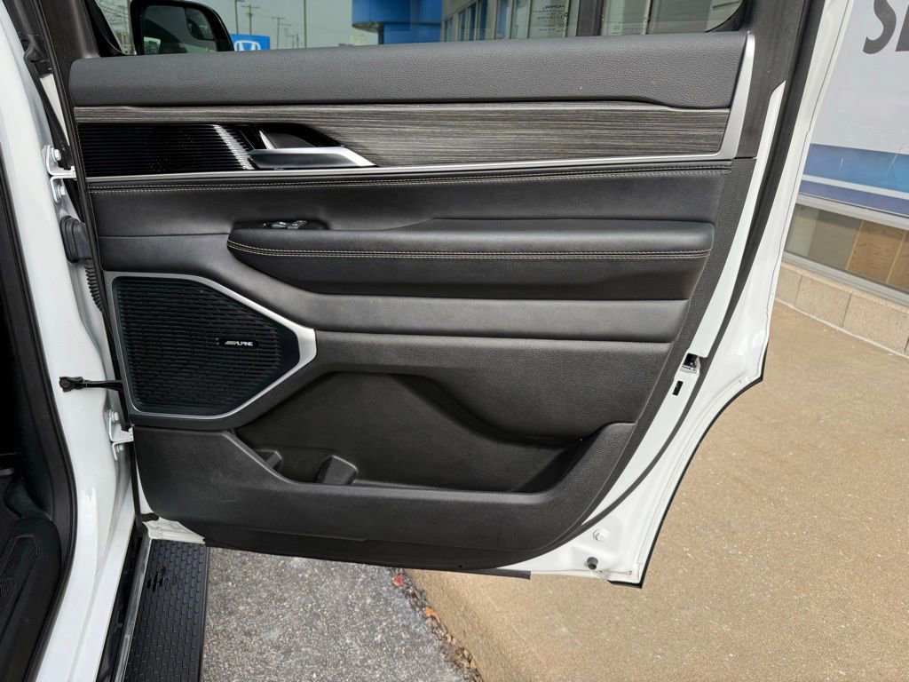 Used 2023 Jeep Wagoneer Series III w/ Preferred Equipment Group image 41