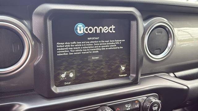 Used 2022 Jeep Wrangler Unlimited Sahara w/ Cold Weather Group AWD/4WD image 15