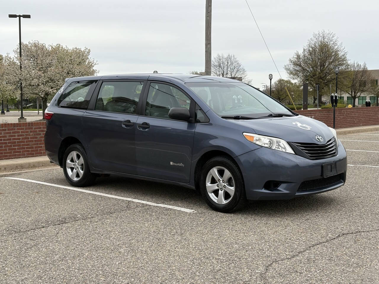 Used 2017 Toyota Sienna L FWD image 9