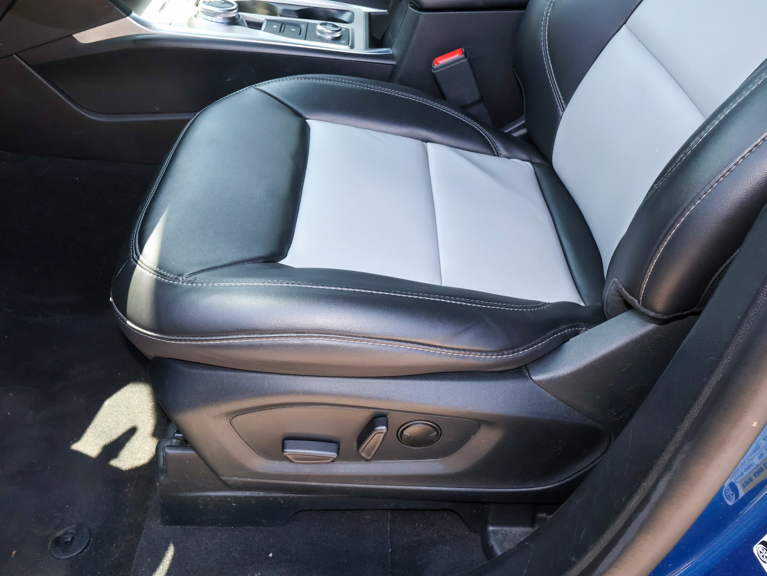 Used 2023 Ford Explorer XLT w/ Equipment Group 202A AWD/4WD image 12