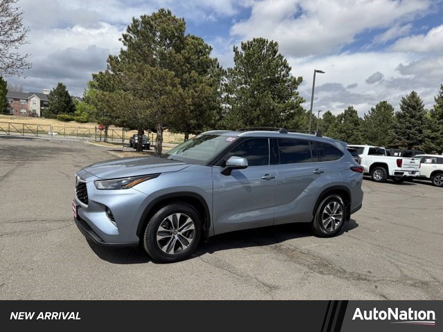 Used 2022 Toyota Highlander XLE AWD/4WD image 1
