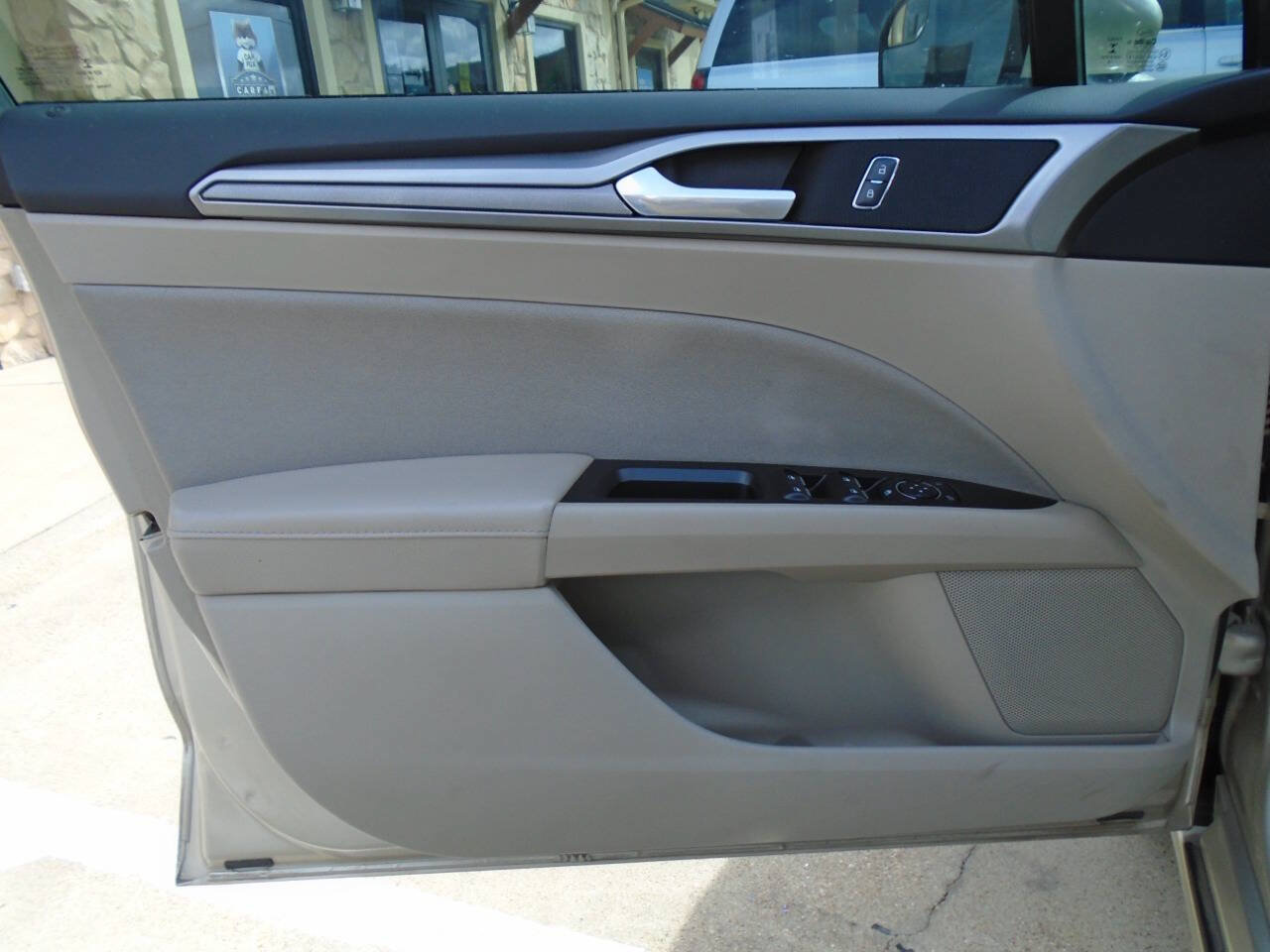 Used 2017 Ford Fusion SE FWD image 28