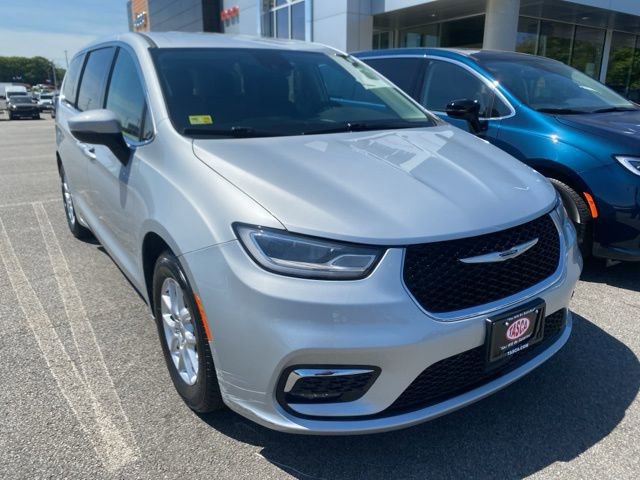 Used 2023 Chrysler Pacifica Touring-L FWD image 2