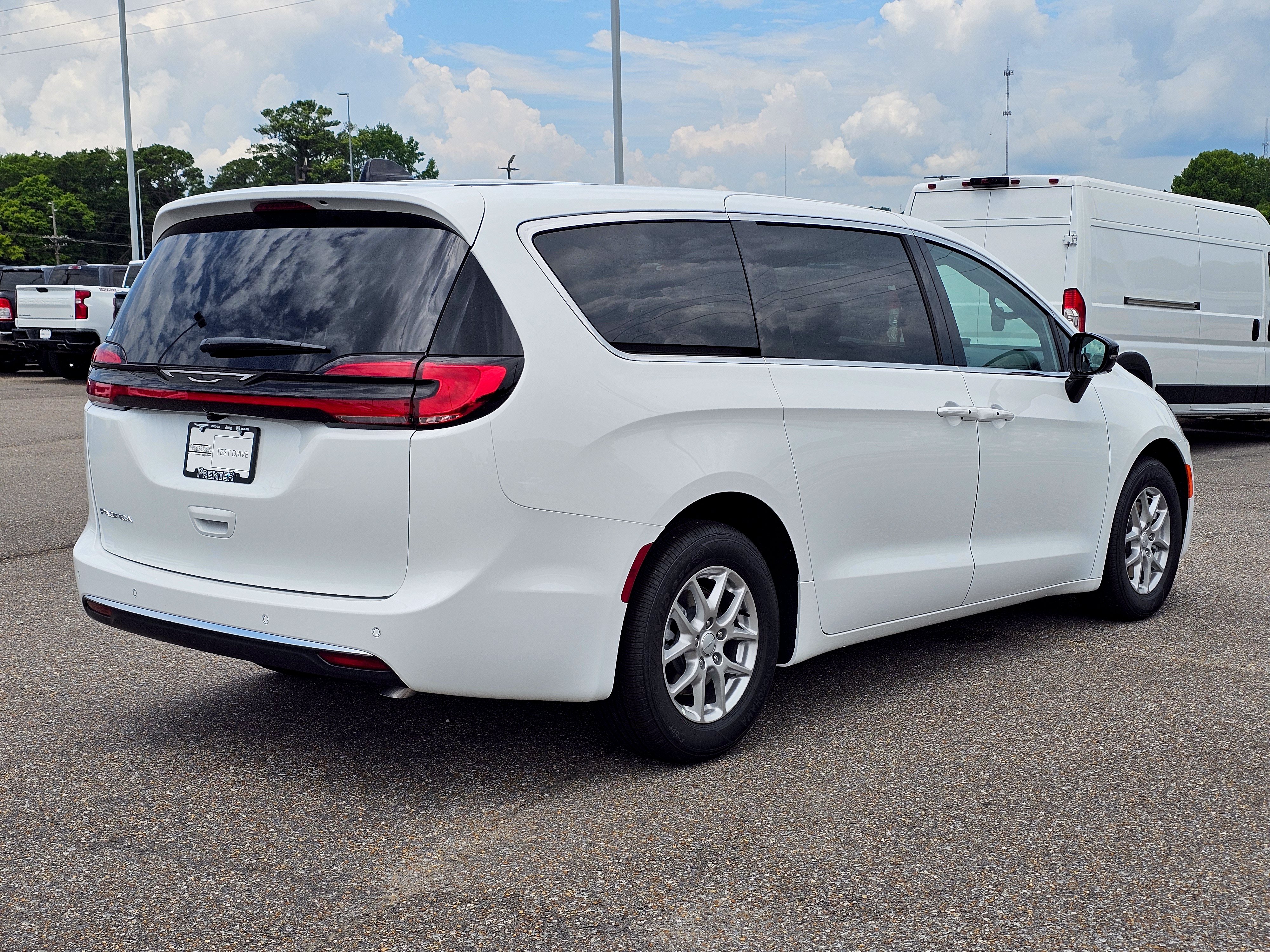 New 2027 Chrysler Pacifica Select FWD image 8