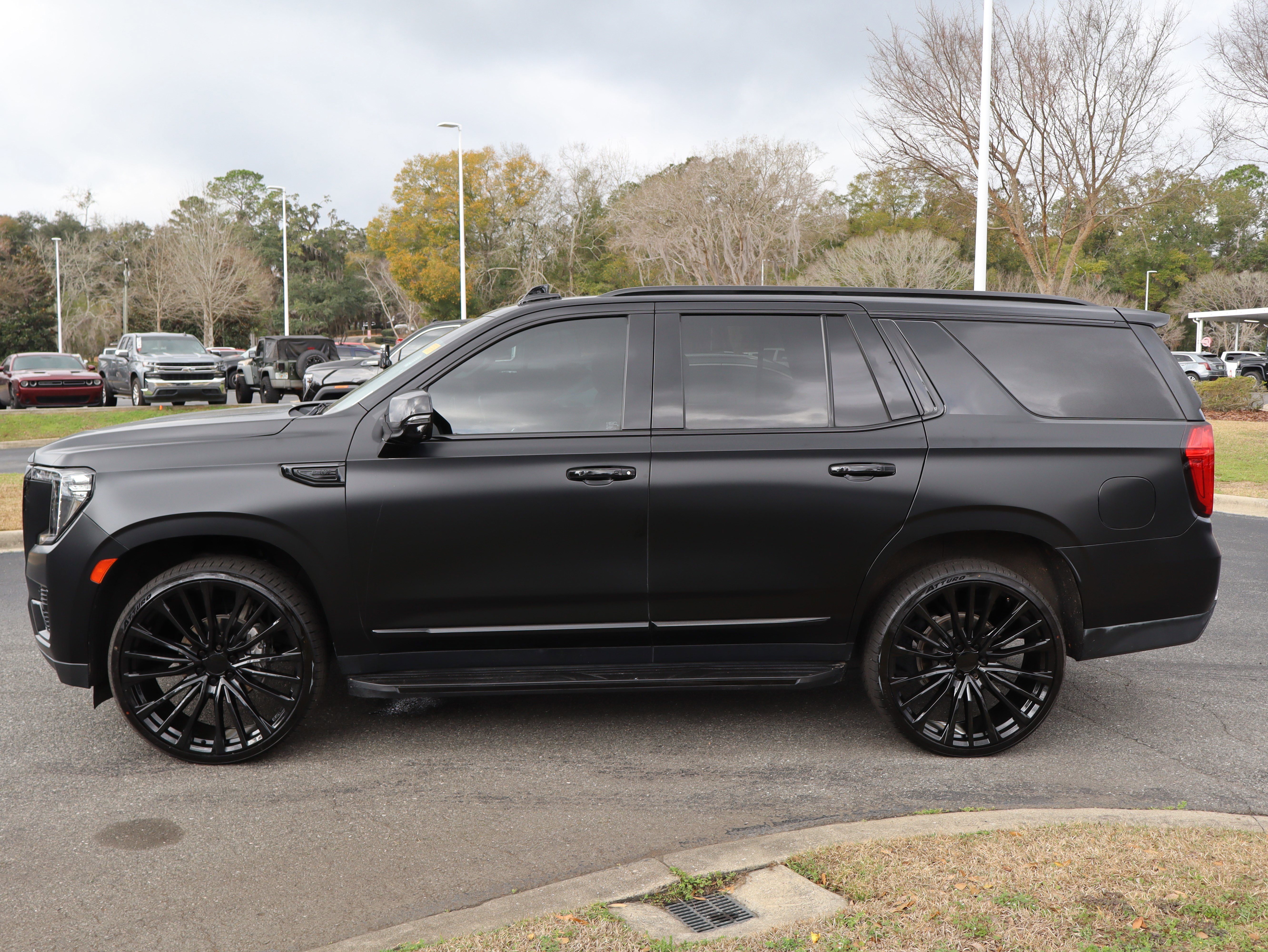 Used 2022 GMC Yukon SLT w/ SLT Premium Package image 6
