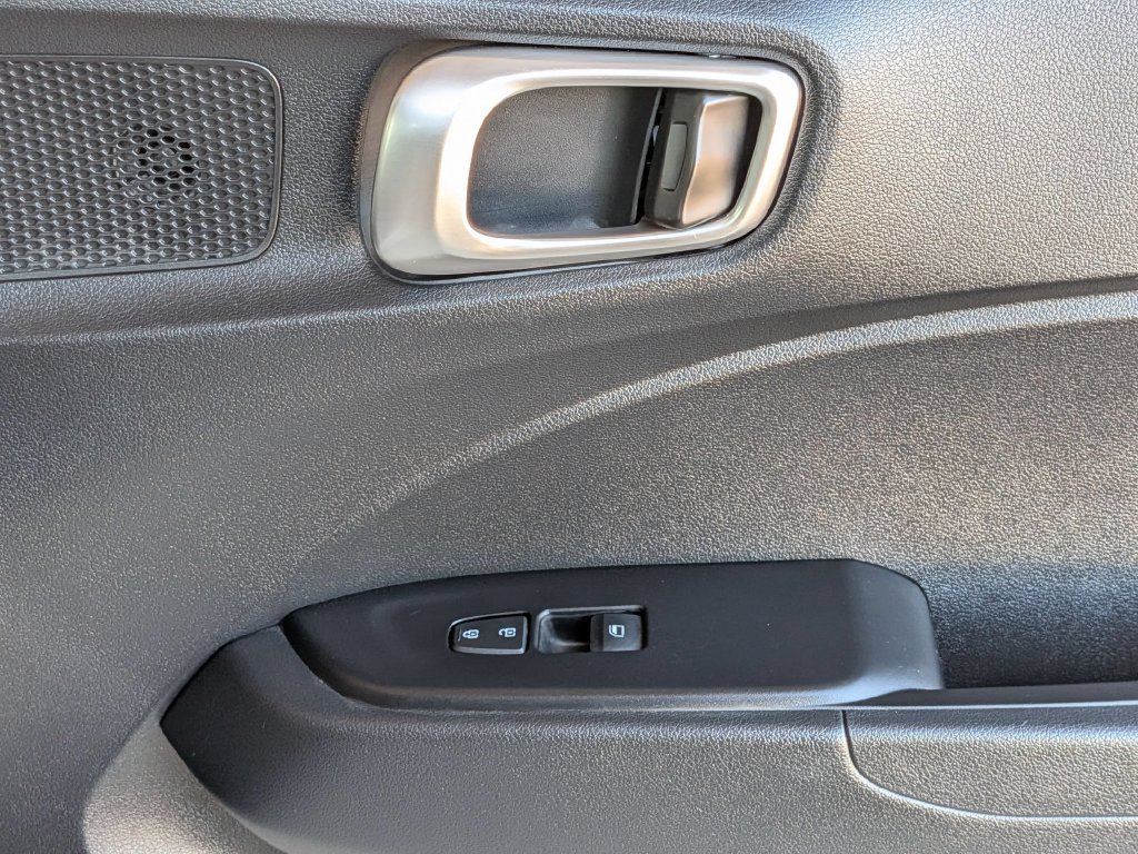 Used 2025 Hyundai Venue SEL FWD image 30