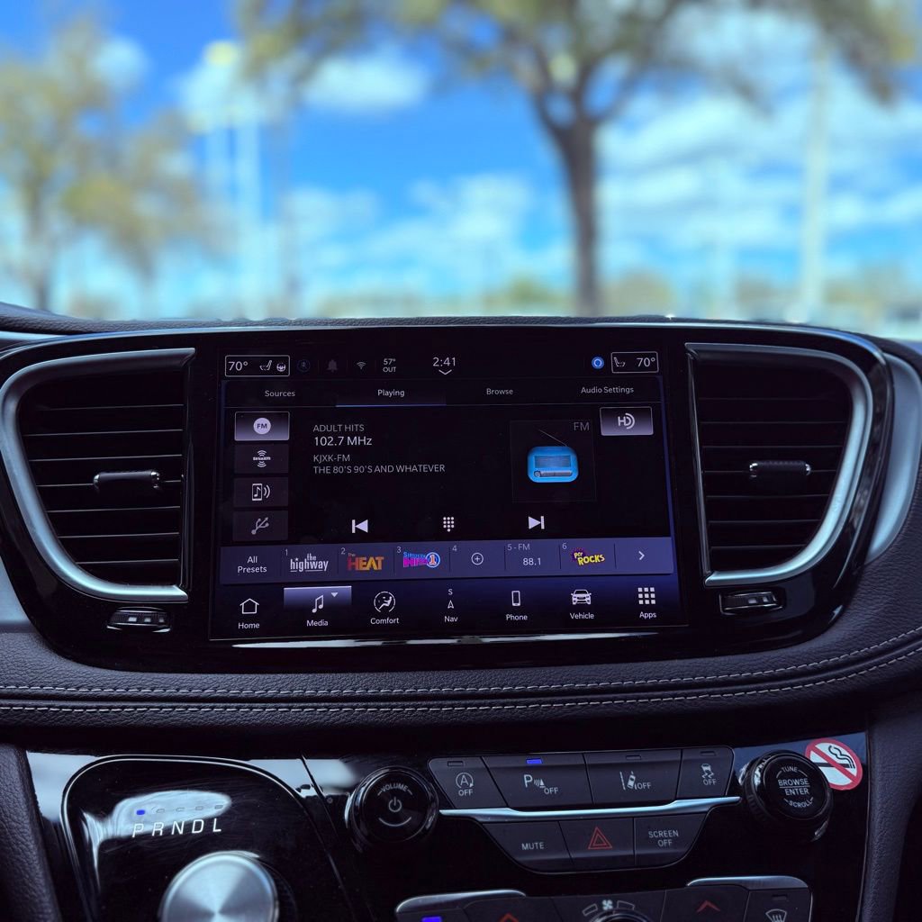 Used 2025 Chrysler Pacifica Limited image 12