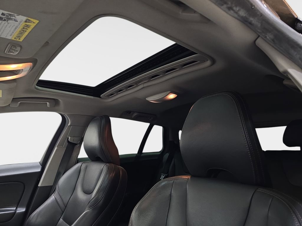 Used 2016 Volvo V60 T5 Cross Country w/ Convenience Package image 32