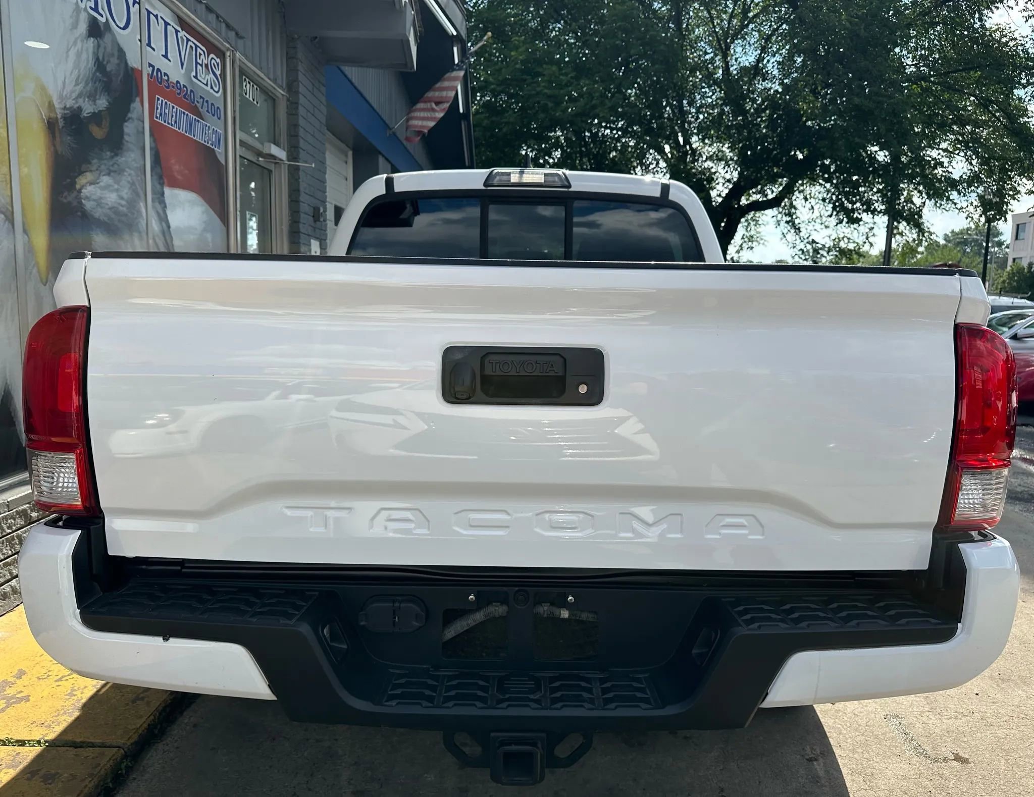 Used 2017 Toyota Tacoma SR image 4