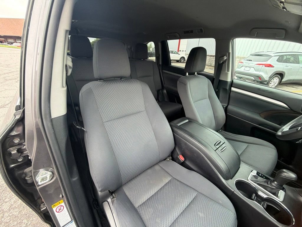 Used 2019 Toyota Highlander LE AWD/4WD image 34