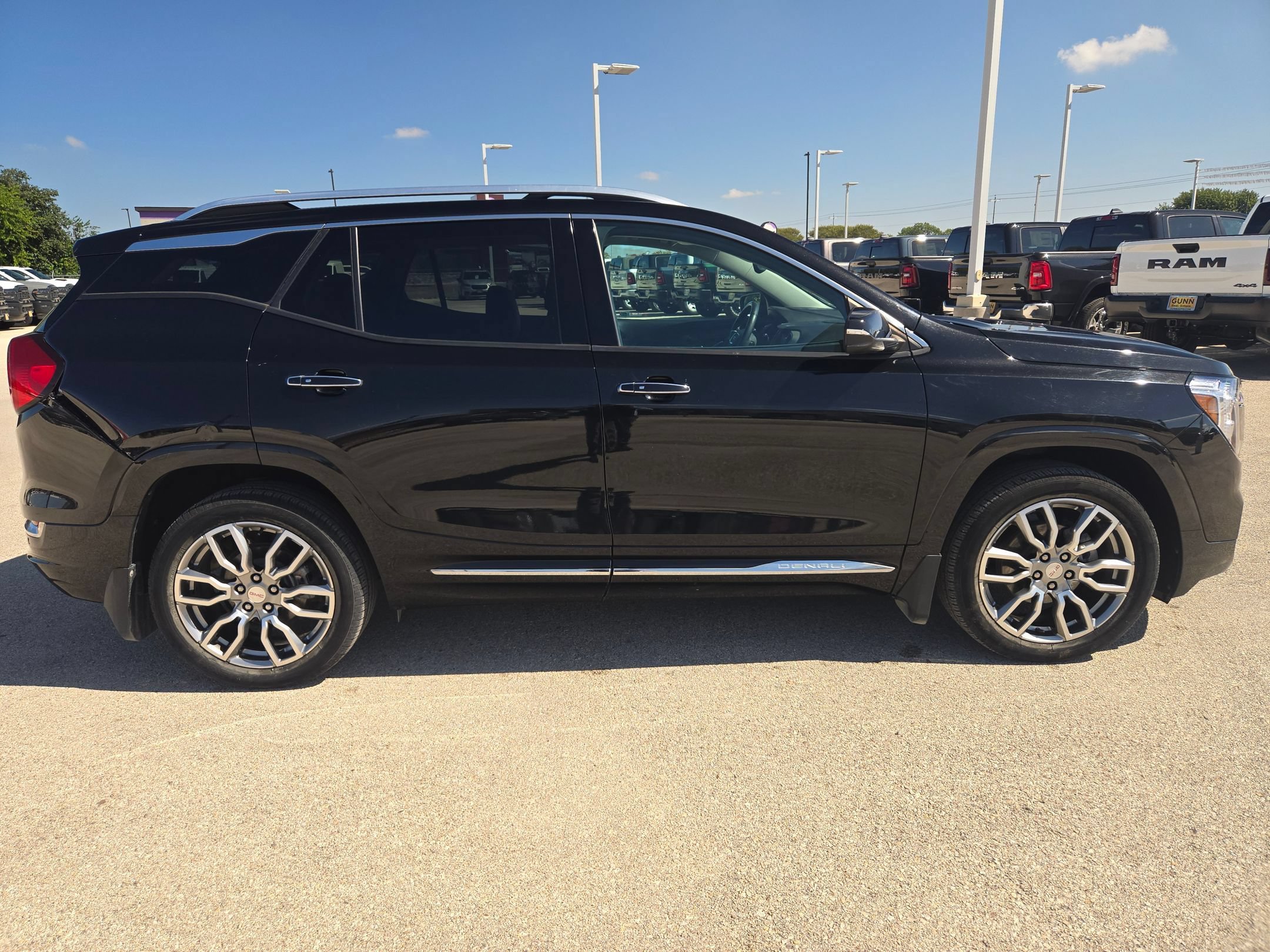 Used 2023 GMC Terrain Denali AWD/4WD image 2