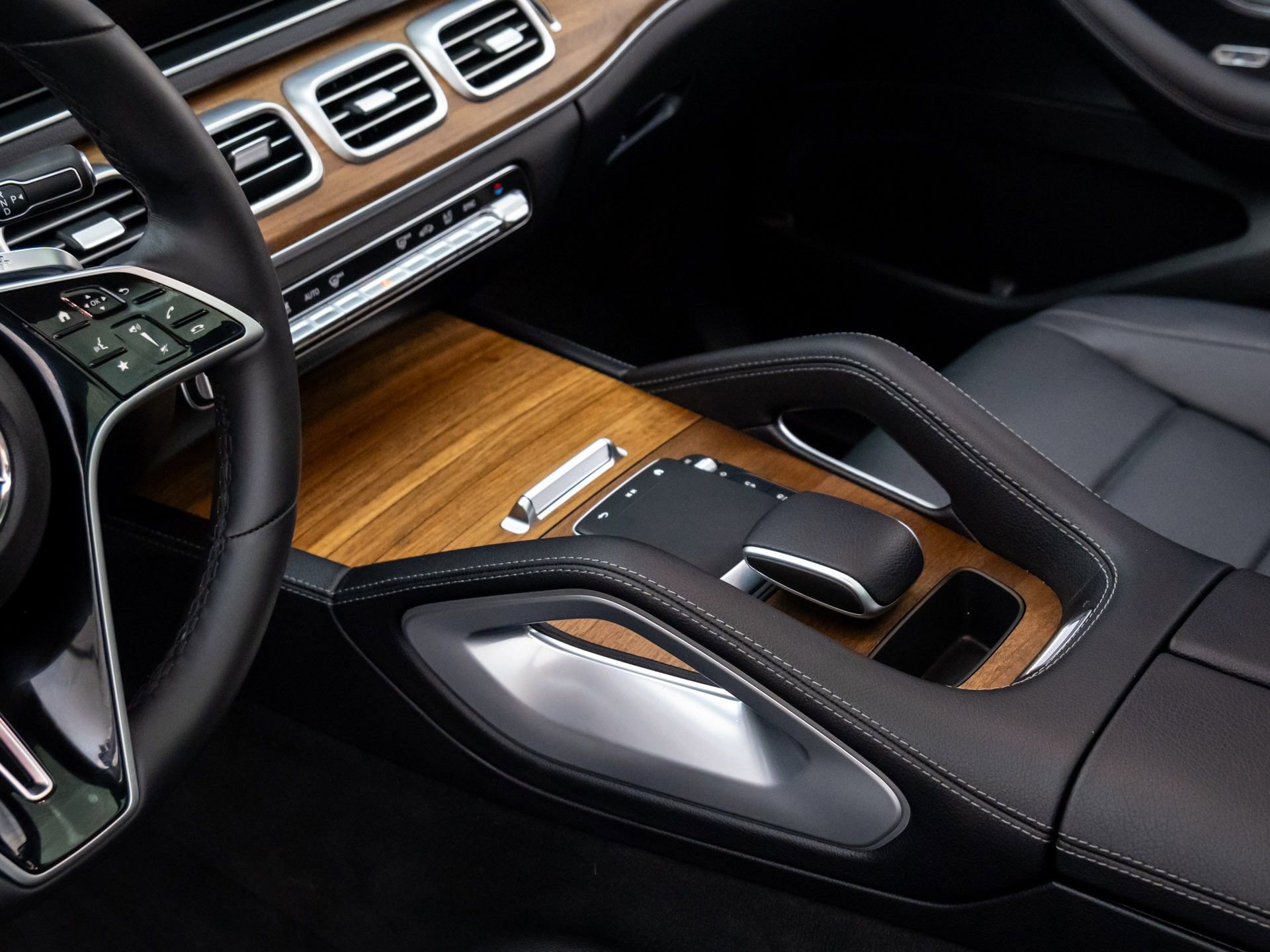 Certified 2024 Mercedes-Benz GLE 350 4MATIC w/ Driver Assistance Package image 14