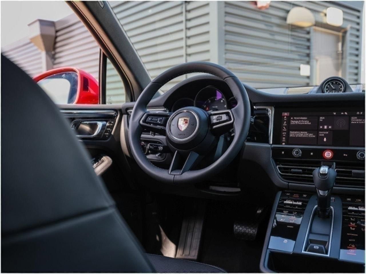 Certified 2025 Porsche Macan AWD/4WD image 25