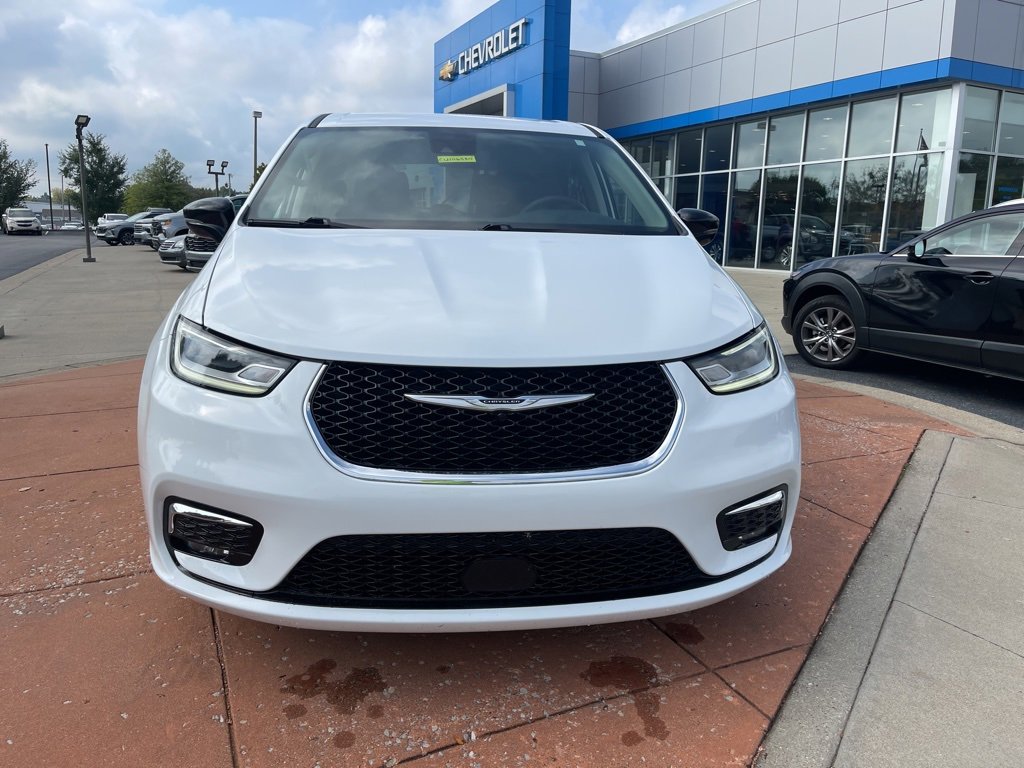 Used 2024 Chrysler Pacifica Select image 2