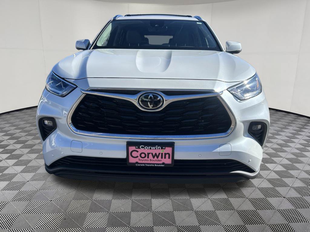 Used 2023 Toyota Highlander Limited AWD/4WD image 2