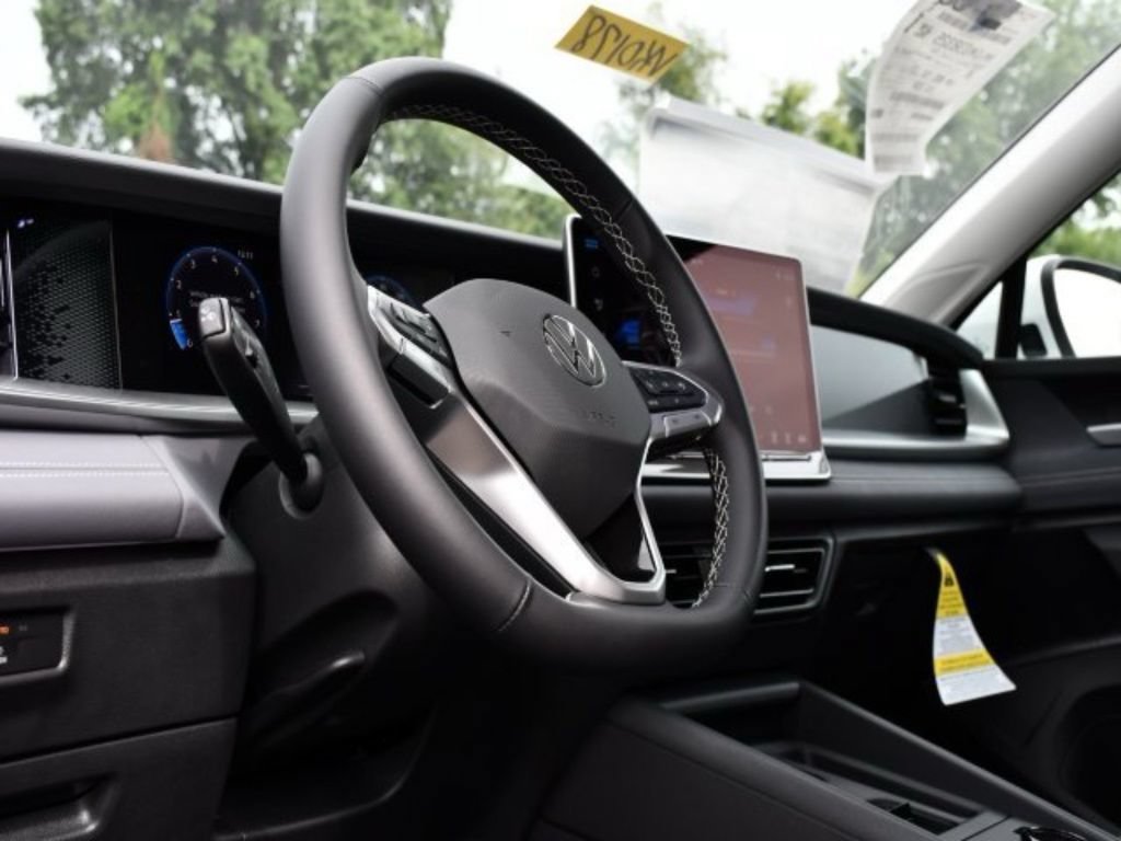 New 2025 Volkswagen Tiguan SE AWD/4WD image 11