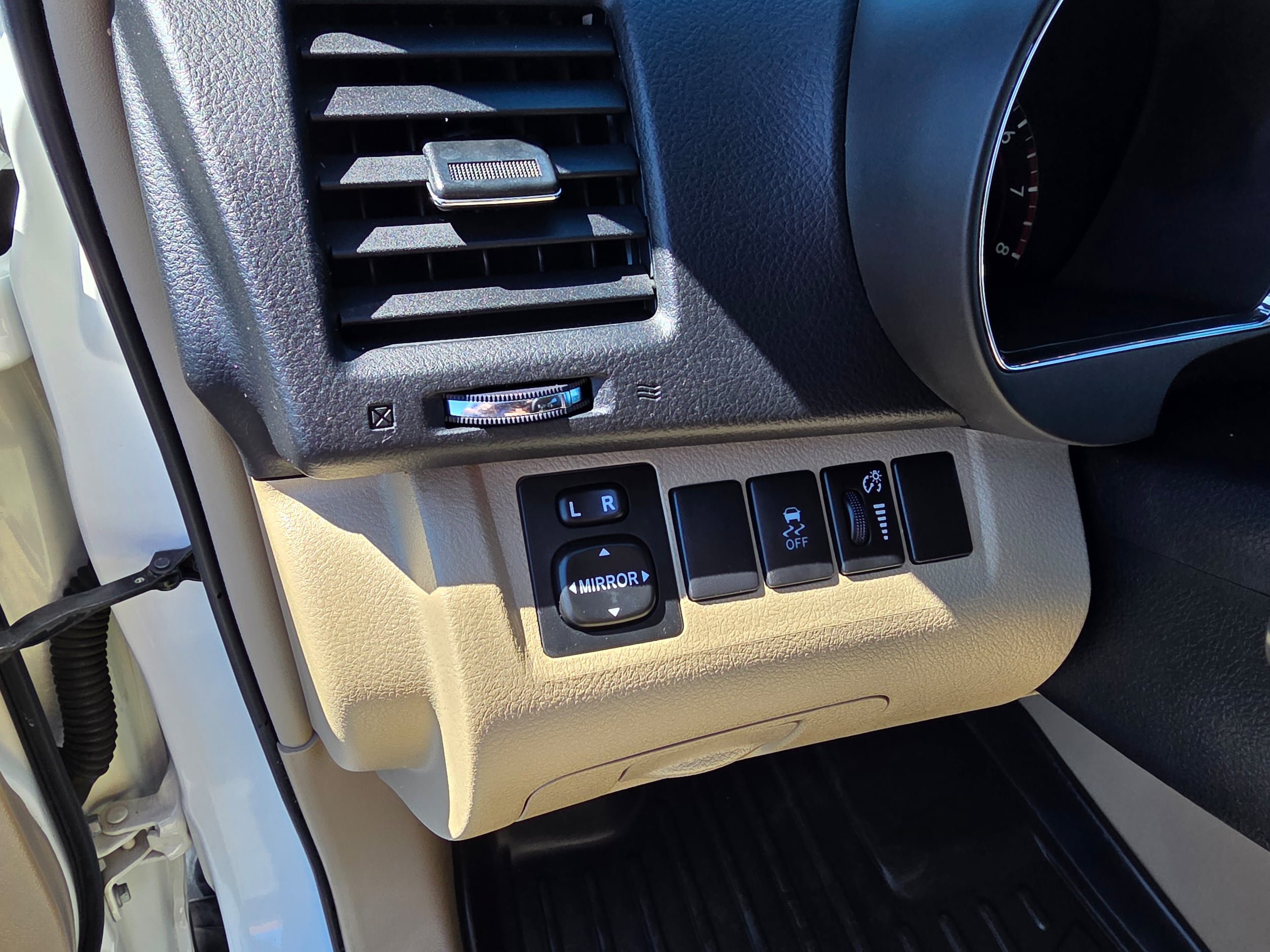 Used 2012 Toyota Highlander FWD w/ Tech Pkg image 15