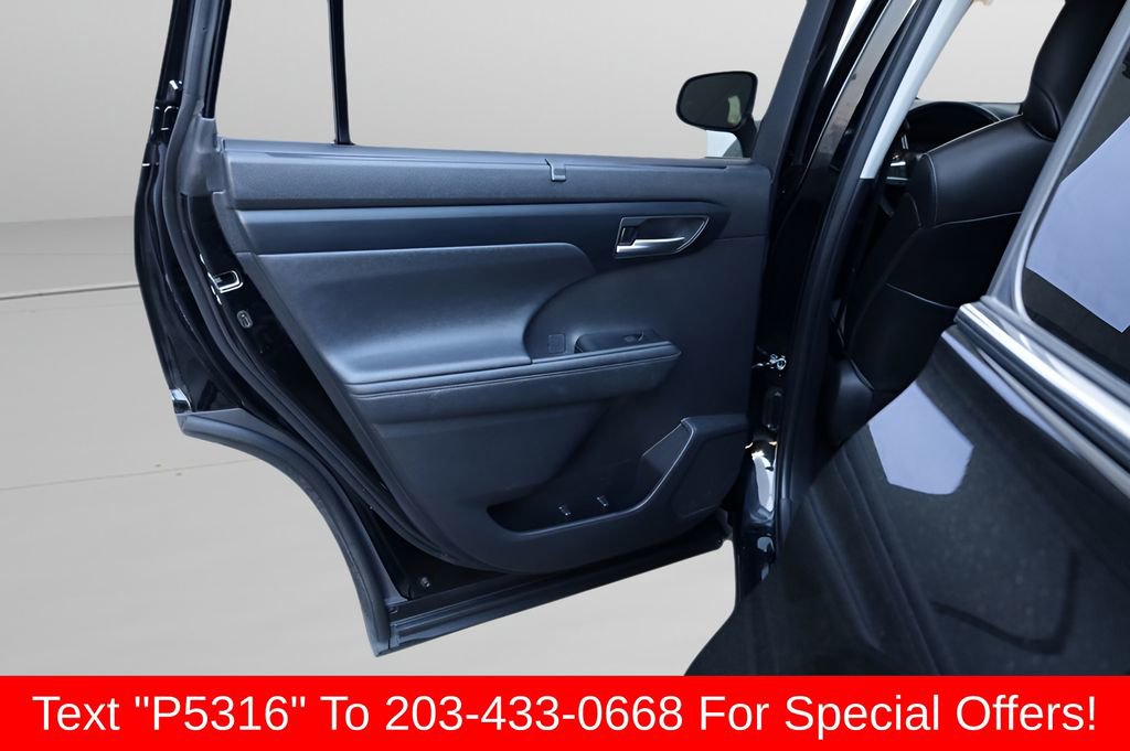 Used 2023 Toyota Highlander XLE AWD/4WD image 16